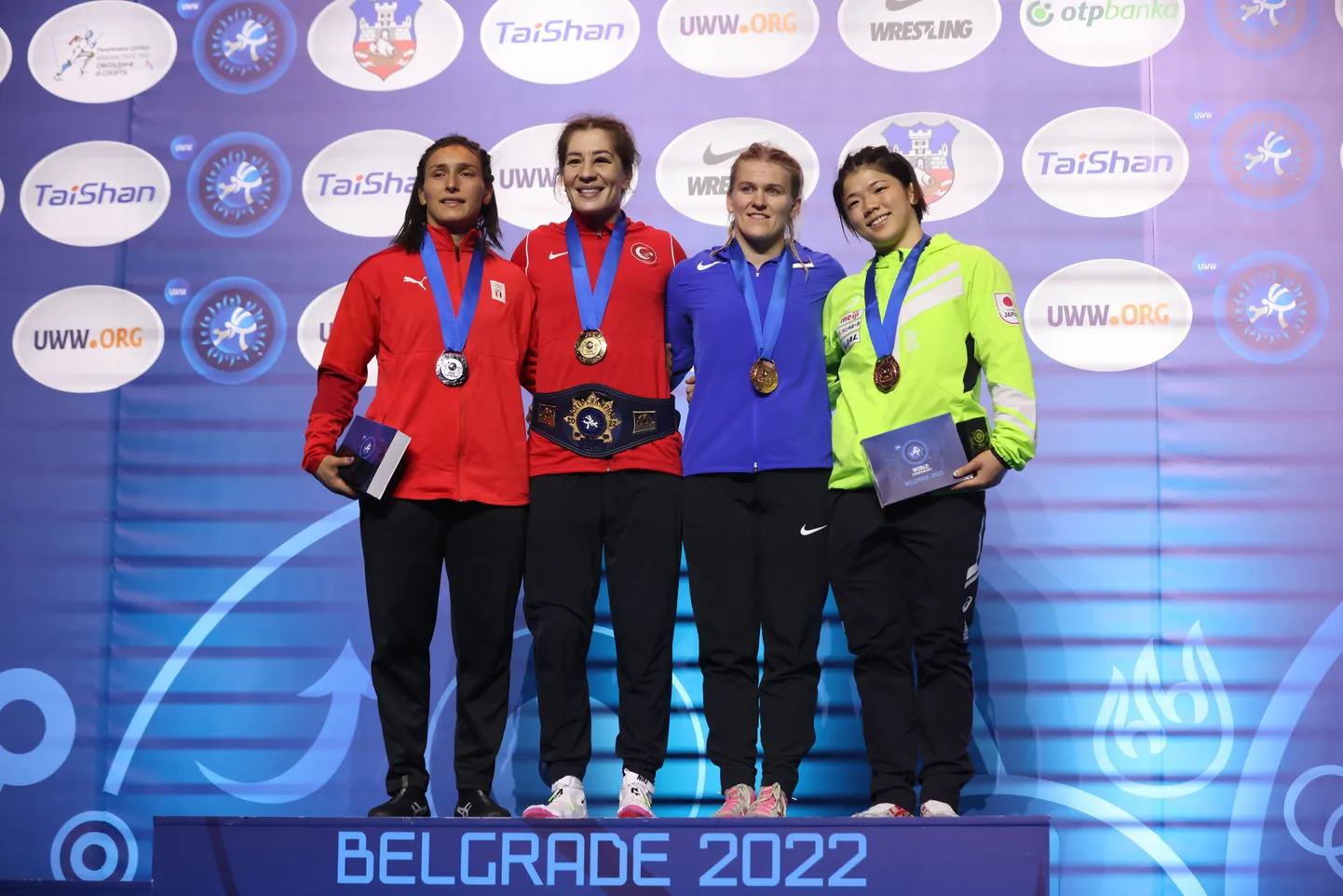 Naistemaadluse kehakaalu kuni 76 kg pjedestaal MMil: hõbeda saanud Samar Amer Ibrahim Hamza (Egiptus, vasakult), kullanaine Yasemin Adar (Türgi) ning pronksivõitjad Epp Mäe ja Yuka Kagami (Jaapan).