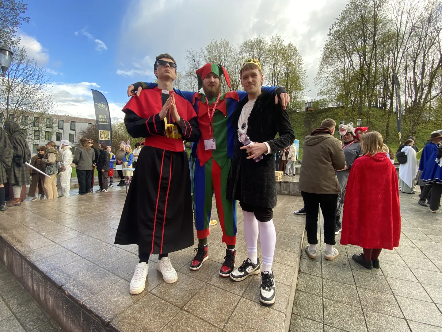 Jos Kristian Krevald, Rasmus Jaanimägi ja Andreas Parksepp riietusid pubiralliks keskaegseteks õukonnategelasteks.