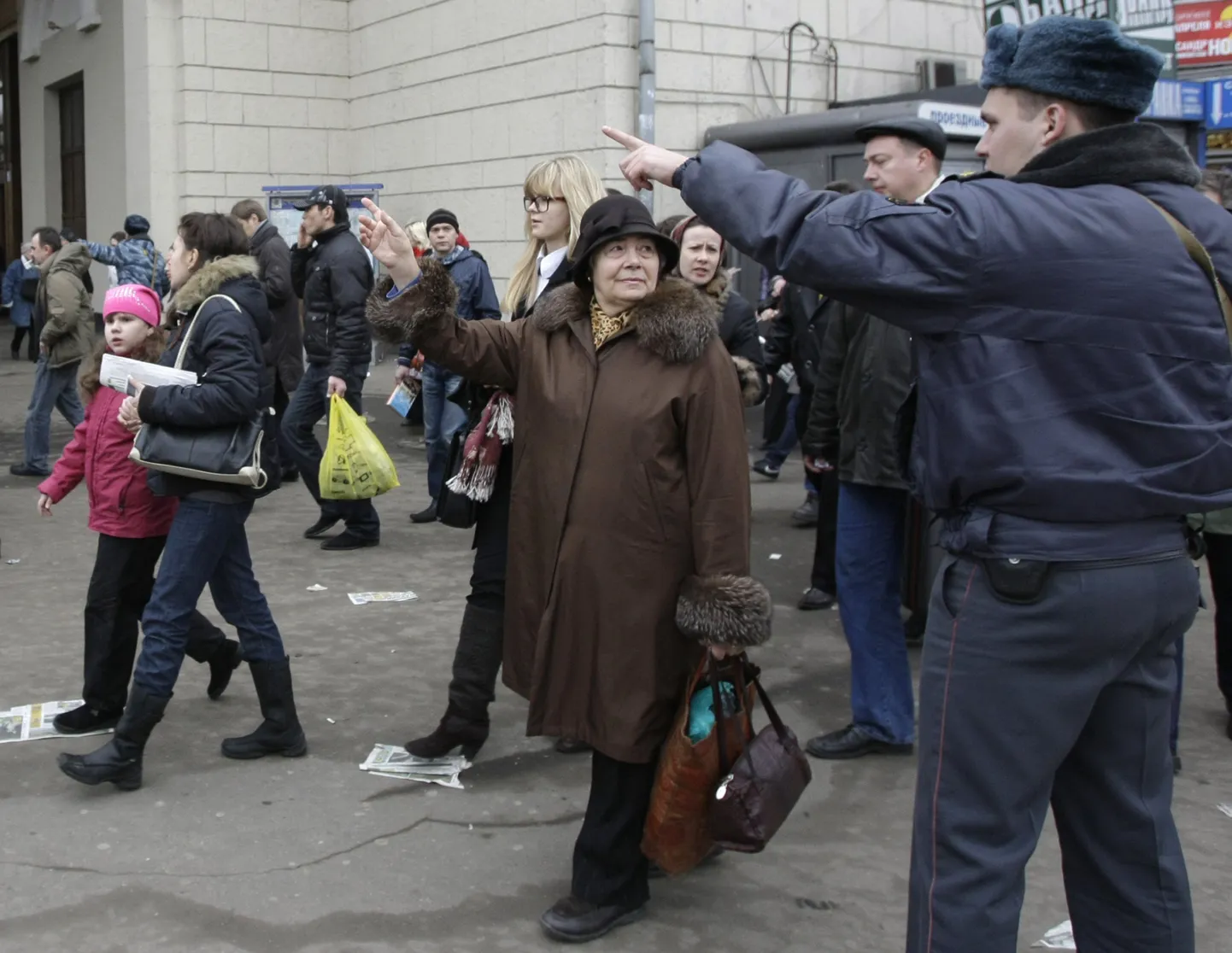 Милиция у метро "Парк культуры".