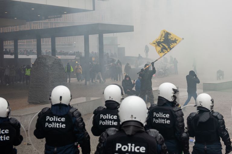 Protesteerijad ja politseinikud Brüsselis.