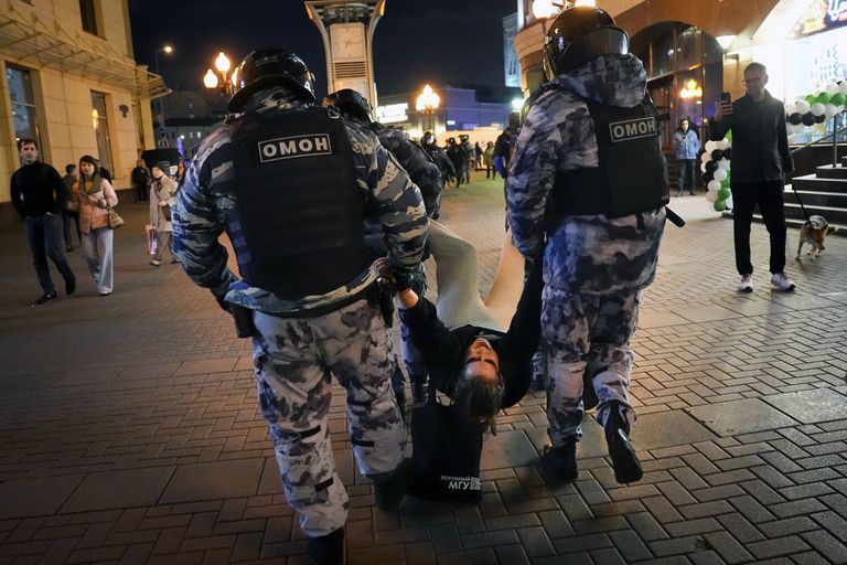 ОМОН задерживает демонстранта во время акции протеста против мобилизации в Москве, Россия, среда, 21 сентября 2022 года.