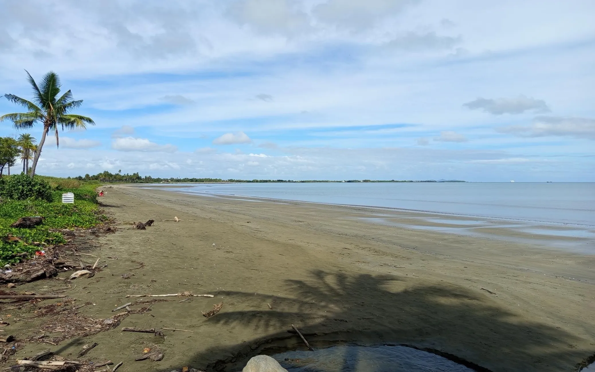 Nadi läheduses paiknev Sailors Beach on pigem tumekollase kui valge liivaga. Kuid meri oli siingi soe nagu supp.