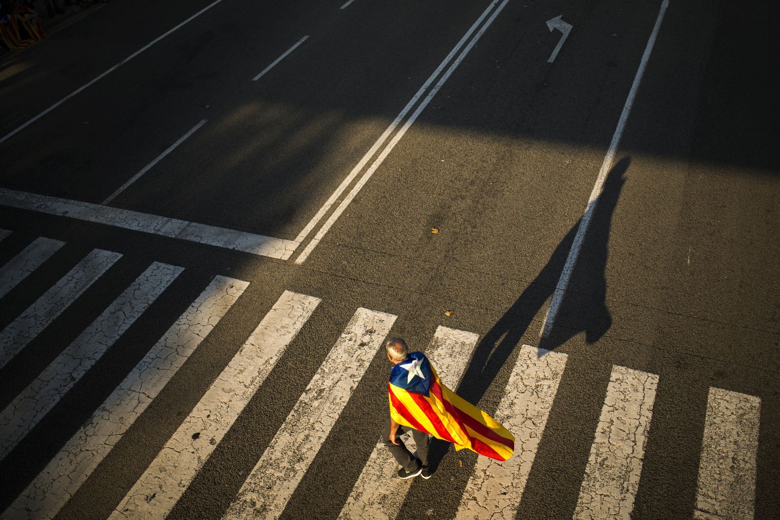 Mees Kataloonia lipuga