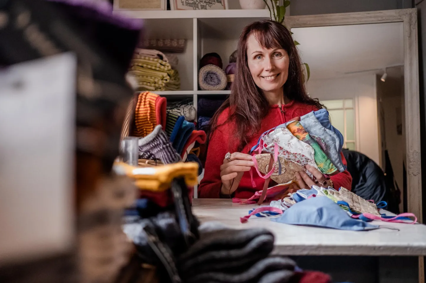 Kauni Knittings OÜ hakkas firma asutaja ja juhi Kauni Sillati ütlust mööda kaitsemaske valmistama, kuna tuttavad küsisid tema käest üha enam, kas nad kaitsemaske ei saaks teha.