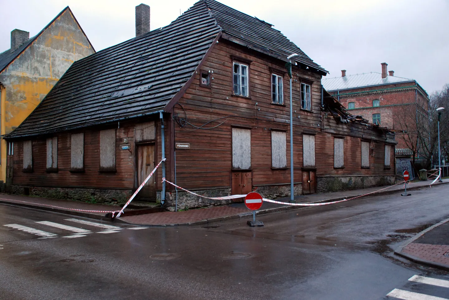 Omaniku palgatud töömehed koristasid tänavale varisenud rusud eile õhtuks ja tähistasid varisemisohtliku hoone kilest lindiga.