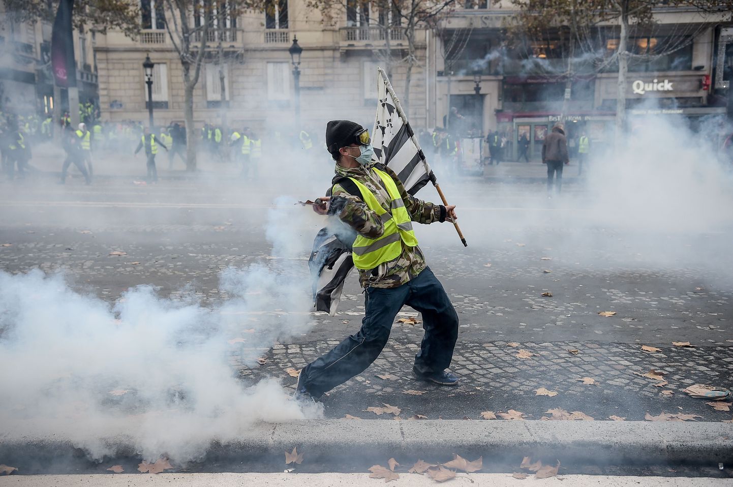 Parīzes policija Elizejas laukos pret protestētājiem izmanto asaru gāzi