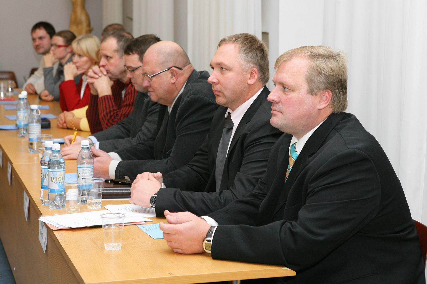 Volikogu kinnitas eelarve. Fotol Viljandi volikogu suurima fraktsiooni, Reformierakonna liikmed.