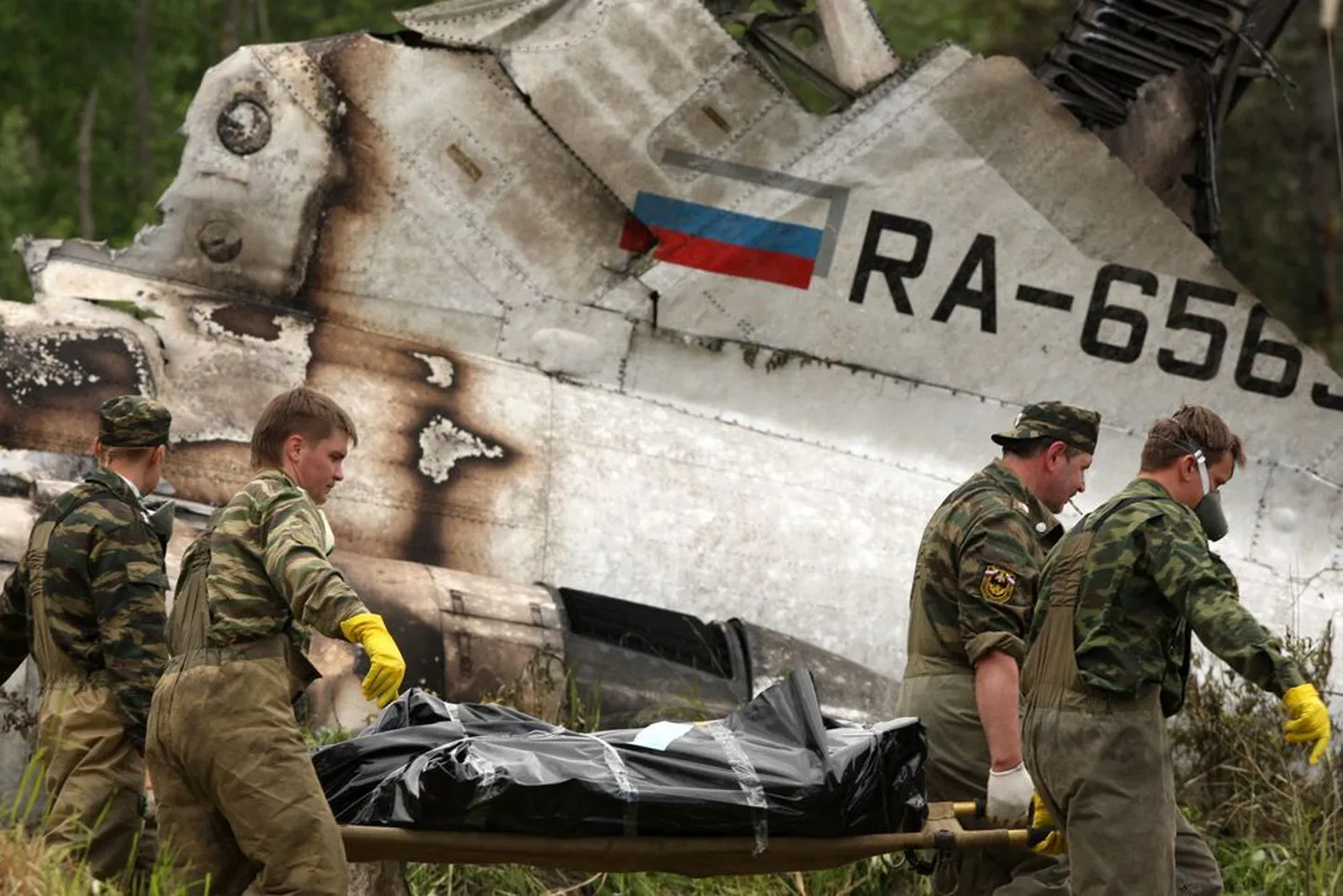 Päästetöötajad Petroskoi lennujaama lähedal, kus kukkus alla Vene lennufirmale kuulunud reisilennuk.