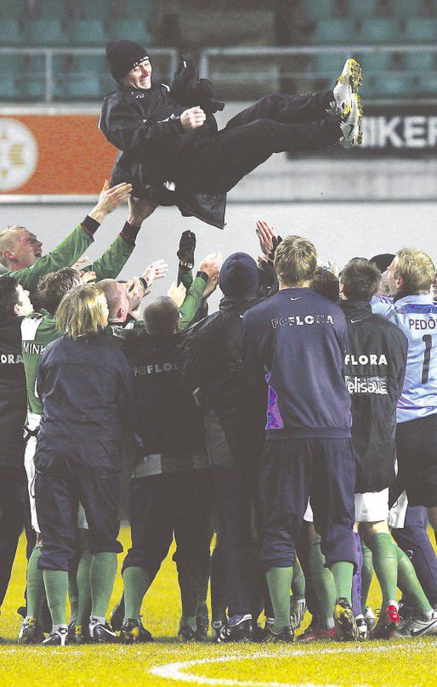 После победы над Nõmme Kalju игроки FC Flora, ставшие чемпионами Эстонии, бросились качать своего главного тренера Мартина Рейма.