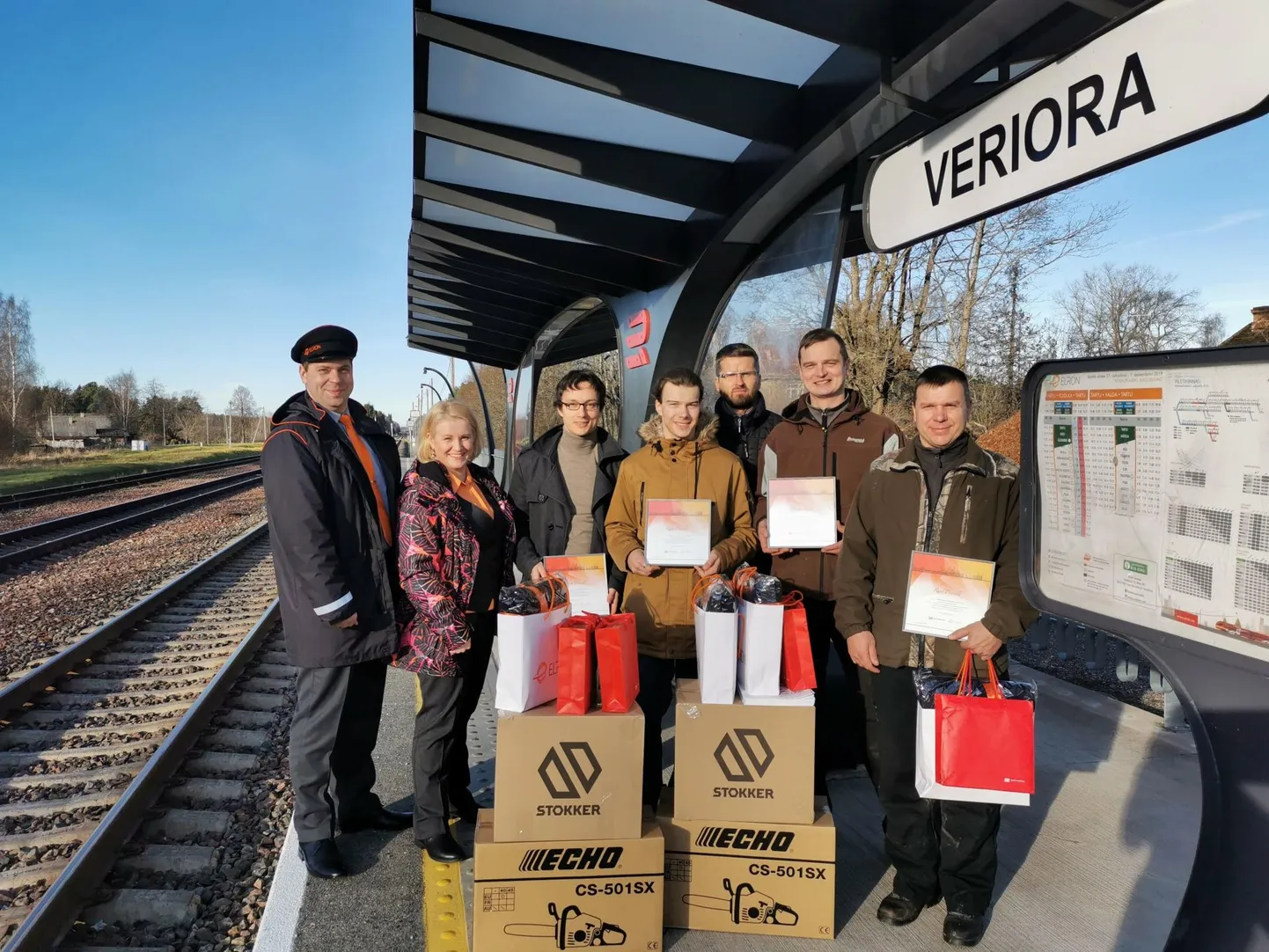 Aitajad ja tänajad teisipäeval aset leidnud tänuüritusel Verioral. Pildil Elroni vedurijuht Artur Lorents (vasakult), klienditeenindaja Ljubov Zavarzina, Indrek Piirisild, Raito Piirisild, Eesti Raudtee turvajuht Marius Kupper, Margus Soidla ja Raul Piirisild.