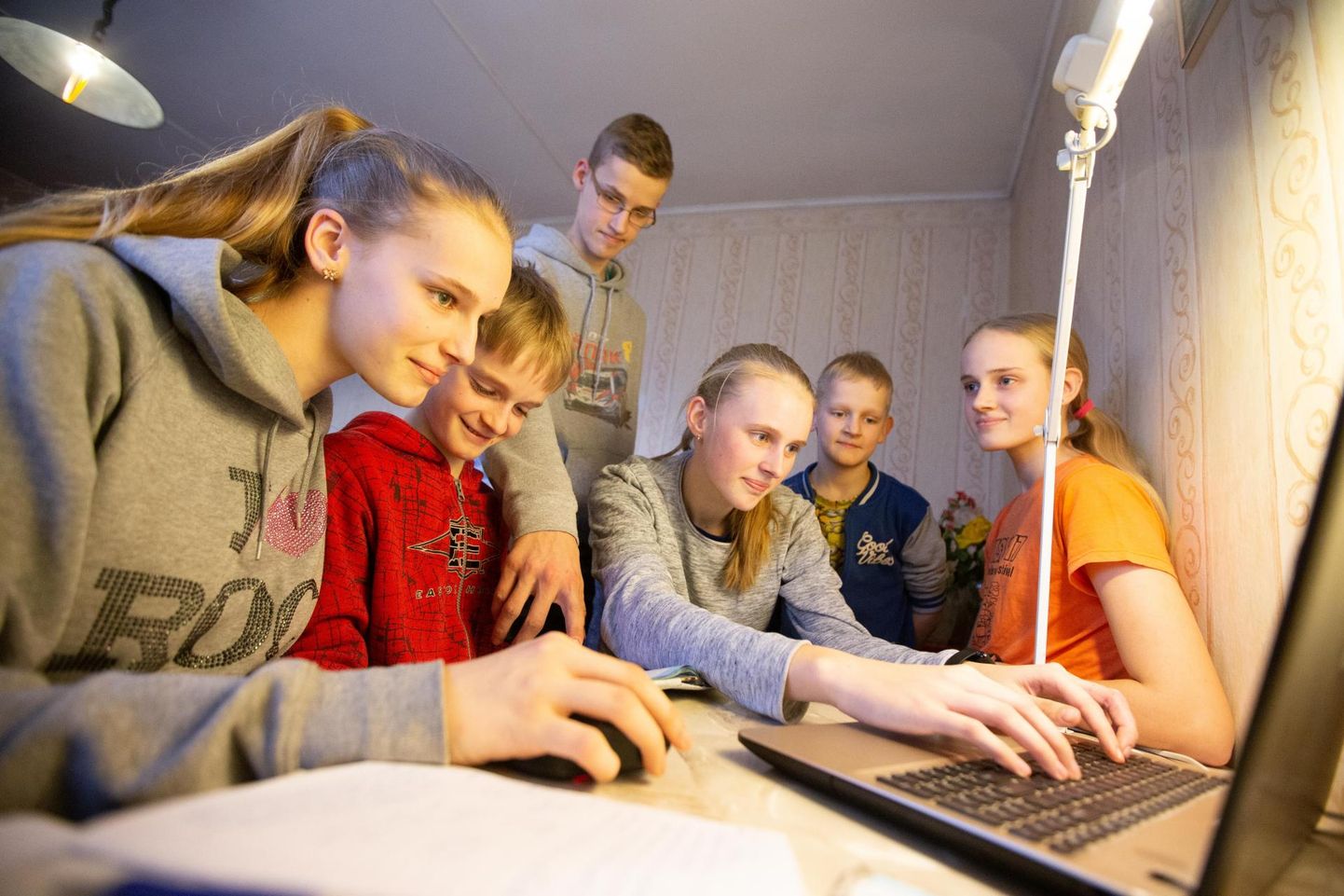 Kunda ühisgümnaasiumis õppivad perekond Selderi kuus last püüavad koduõppes ühe arvutiga hakkama saada.
