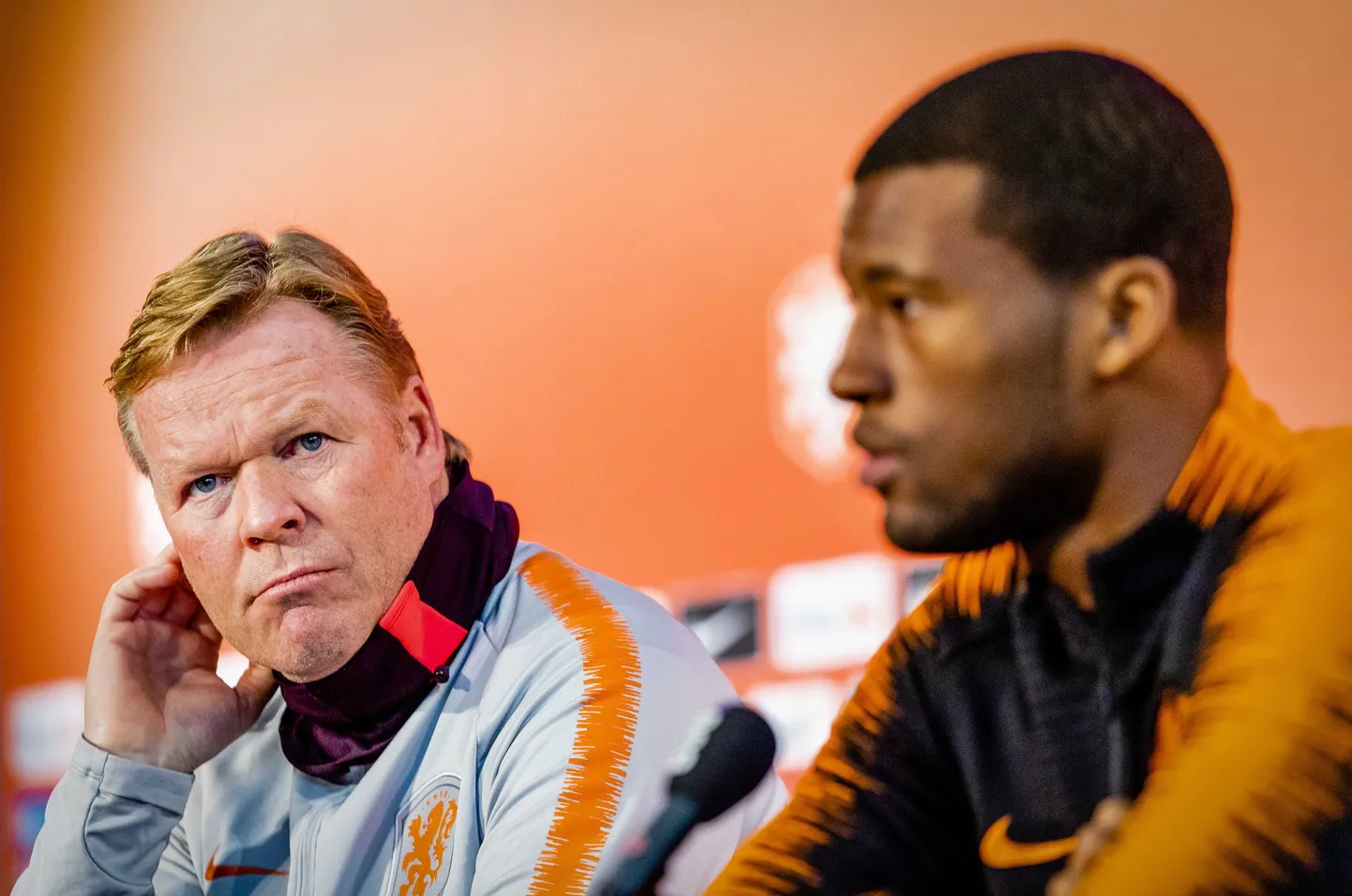 Hollandi jalgpallikoondise peatreener Ronald Koeman (vasakul) ja poolkaitsja Georginio Wijnaldum.