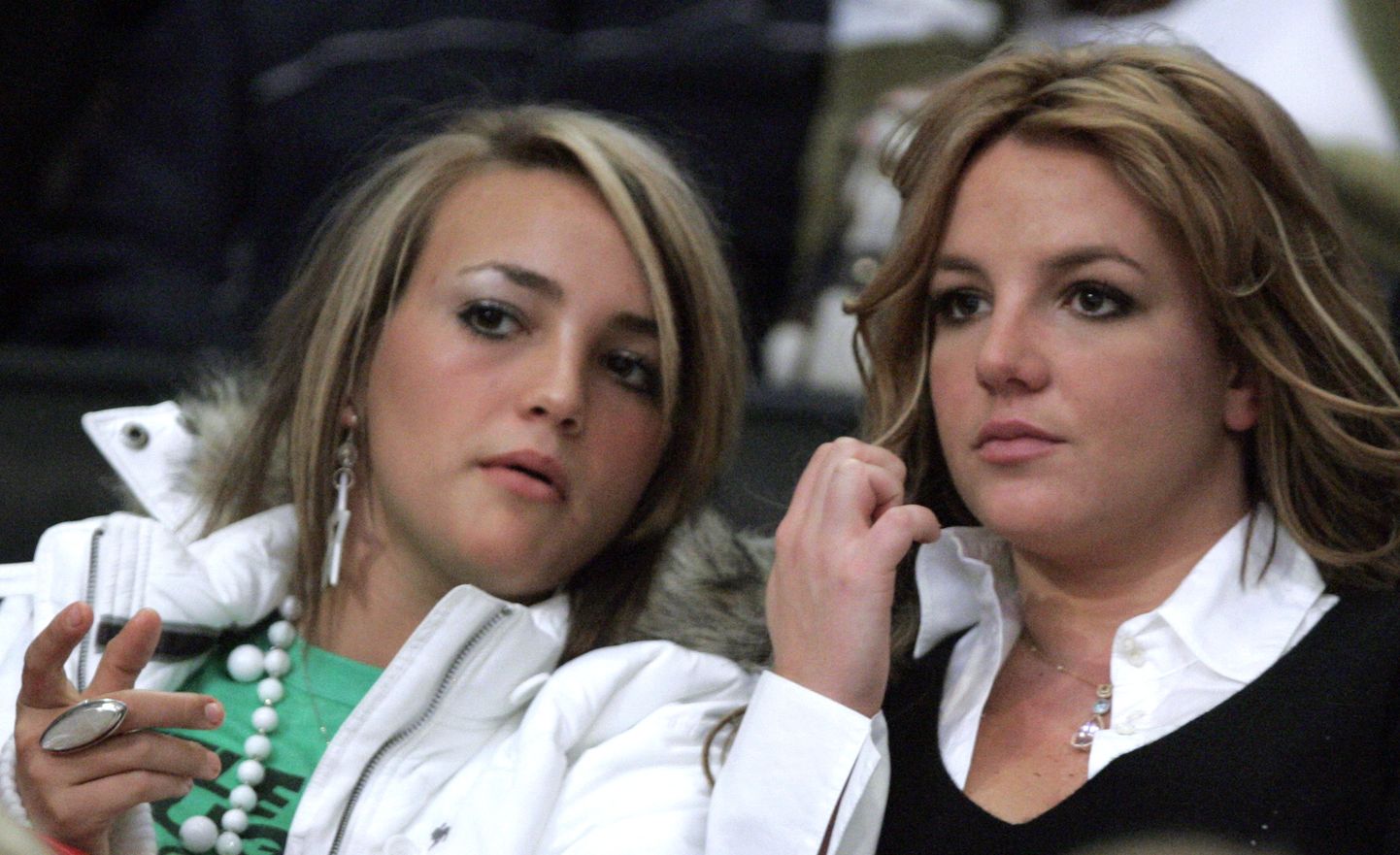 Jamie Lynn Spears ja Britney Spears NBA mängu vaatamas, 2007.