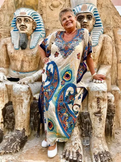 Sünni Krabi (66) poseerib vaaraode taustal.