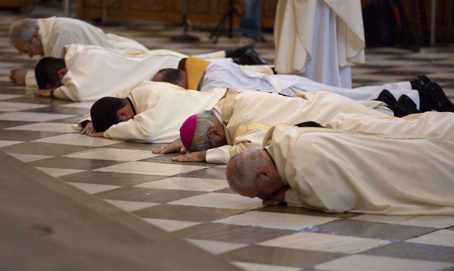Granada peapiiskop Francisco Javier Martinez ja preestrid paluvad 2014. aastal altari ees andestust vaimulike seksuaalkuritegude eest. Vahetult enne seda vahistati Hispaanias kolm katoliku preestrit ja üks ilmik seoses lapse seksuaalse kuritarvitamisega.