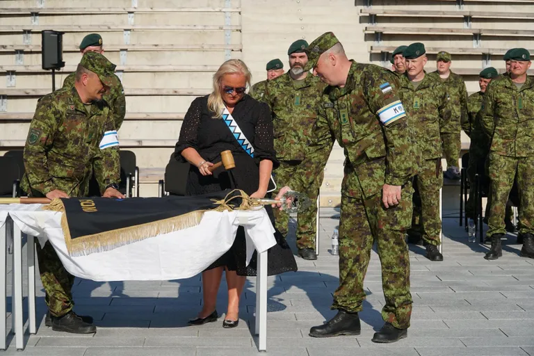 Rakvere linn annetas täna kirde maakaitseringkonnale lipu.