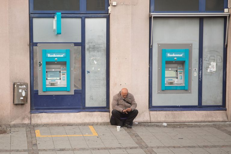 Kerjus kahe pangaautomaadi vahel. Foto: Jaanus Lensment