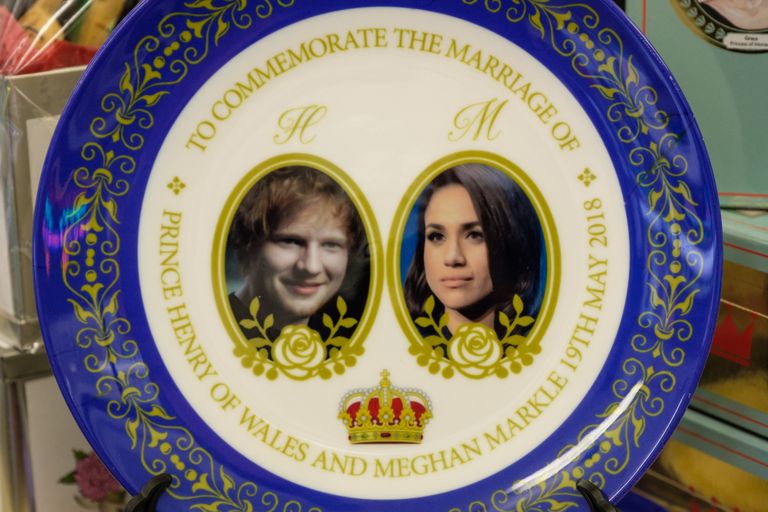 Kuningliku pulma suveniirtaldrik, millel on Meghan Markle koos laulja Ed Sheeraniga