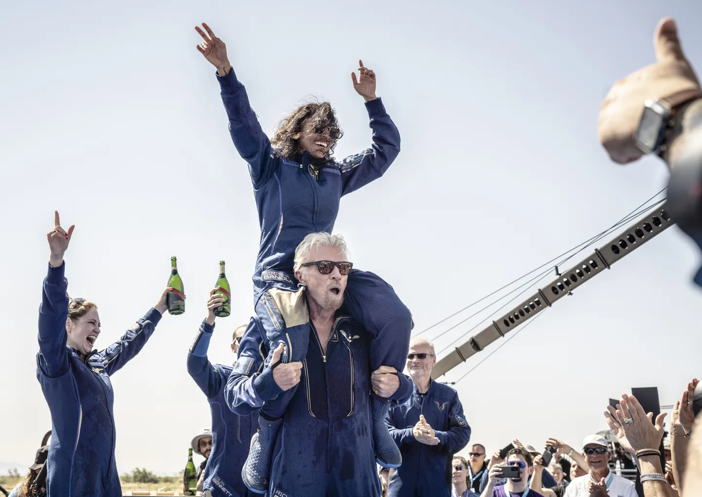 JMiljardär Richard Branson koos lennukaaslastega pärast edukat kosmoselendu juubeldamas.