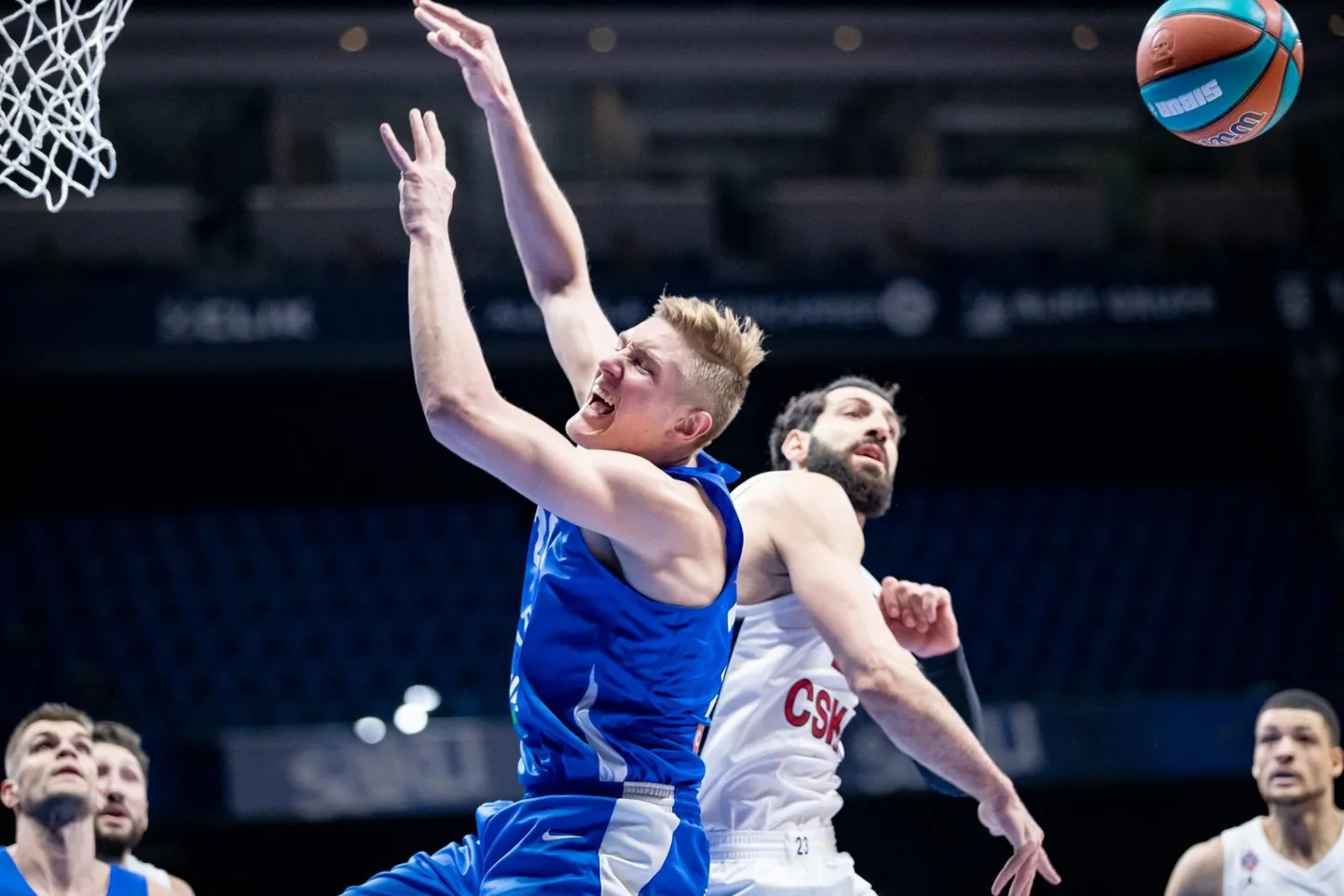 Rauno Nurger (vasakul) tegi Tornike Šengelia ja teiste CSKA pikkade vastu supertööd, kogudes 15 punkti ja 9 lauapalli.