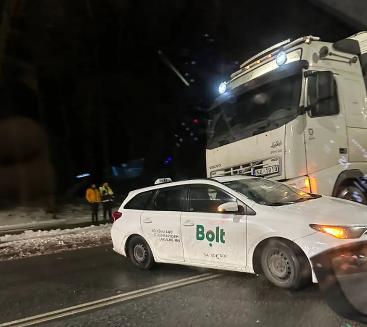 На Бривибас гатве произошло ДТП с участием такси Bolt и грузовика