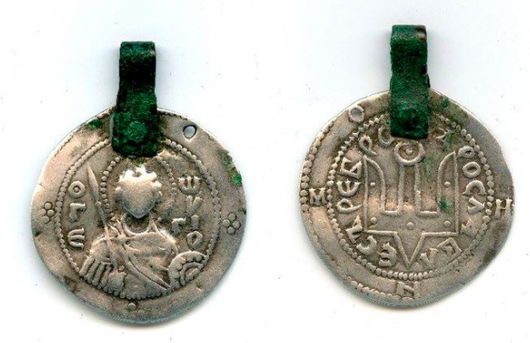 Ka tinaripatsi puhastamisel tulevad välja taolised kujutised nagu Kose aardest leitud mündil 