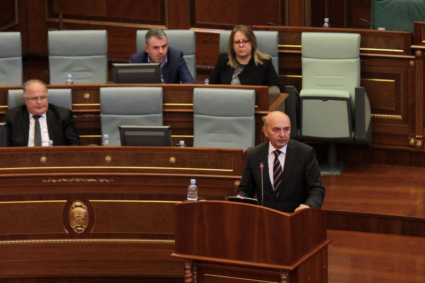 Kosovo peaminister Isa Mustafa täna parlamendi ees.
