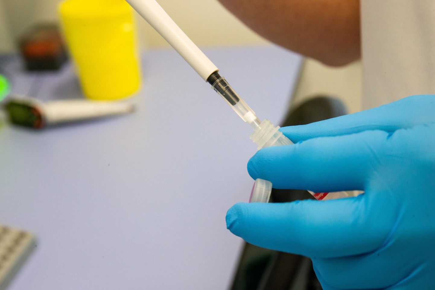 Viimase ööpäeva jooksul analüüsiti Eestis 896 SARS-CoV-2 viiruse esmast testi, millest 17 tulemus osutus positiivseks, nendest üks Pärnumaa elanikul.