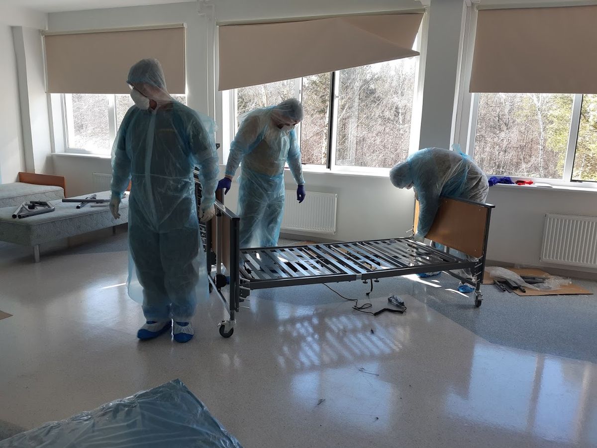 Кризисная комиссия 29 марта решила, что в Südamekodu будут привозить больных коронавирусом, которым не требуется больничное лечение. Добровольцы пришли помогать составлять койки.