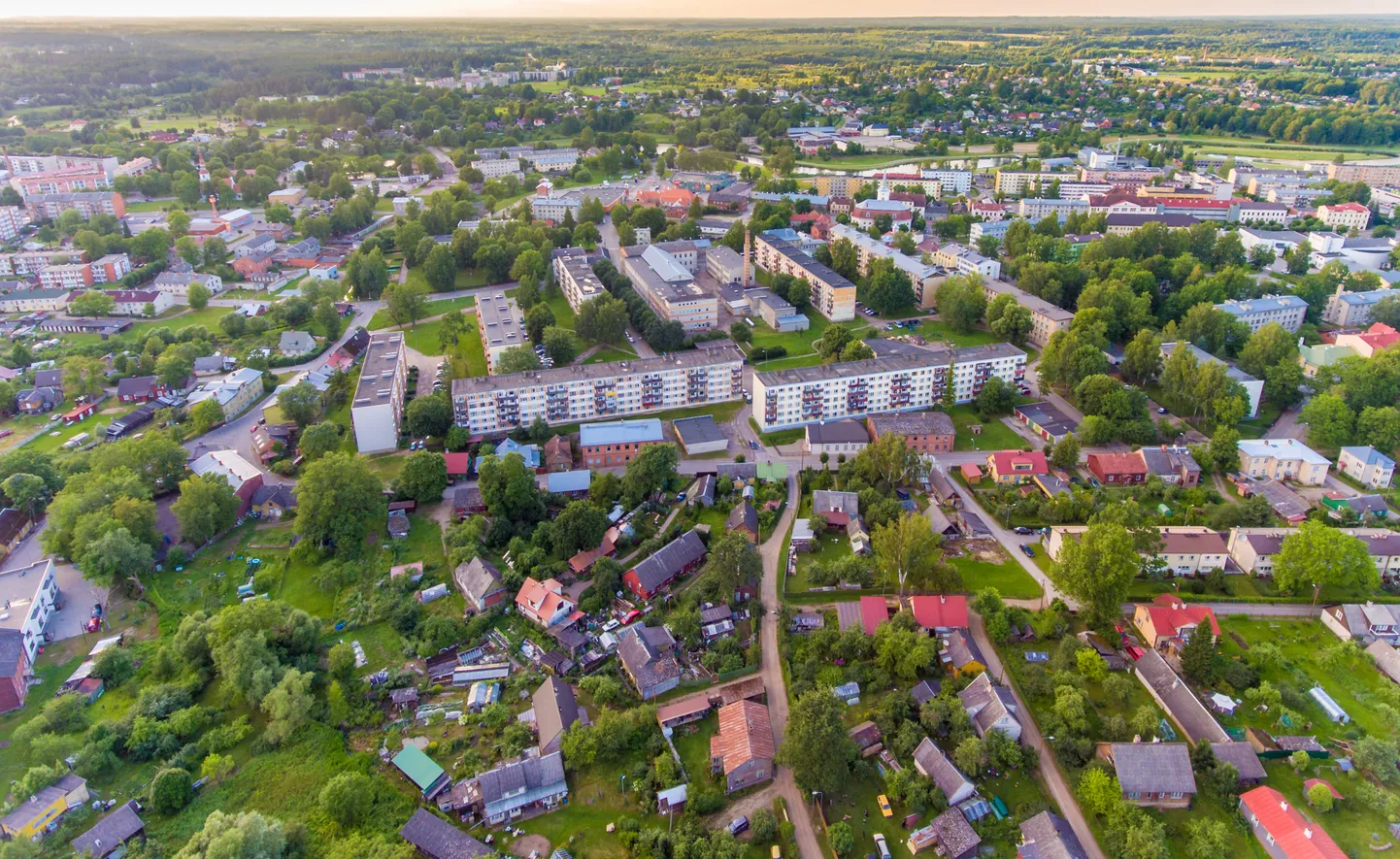 Valga linn, kortermajad, elumajad, eramud, eramajad, kinnisvara, elamufond, asula, piirilinn

Foto Arvo Meeks/Valgamaalane