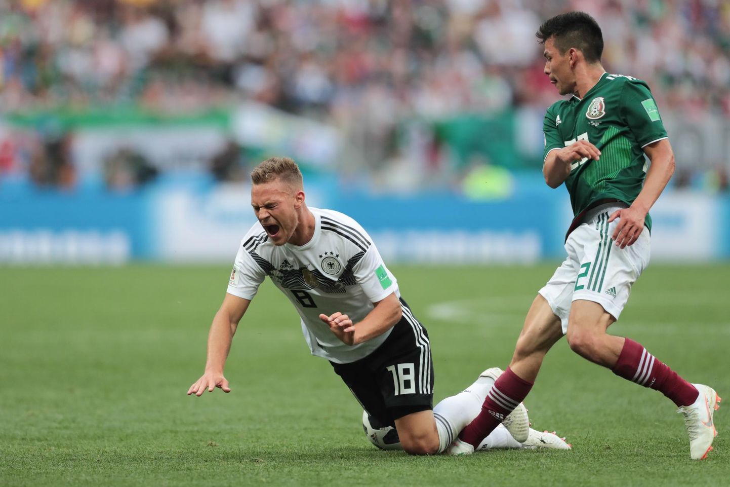 Kaotus Mehhikole tähendas Saksamaale nii hinge- kui ka auhaava. Pildil teeb Mehhiko värava löönud Hirving Lozano liiga Saksamaa kaitsjale Joshua Kimmichile.