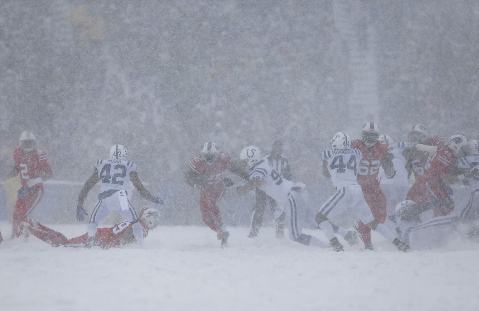 Nagu siilid udus madistasid Billsi ja Coltsi mängijad pühapäeval lumetormis. Margus Hunt üritab keskel vastast takistada.