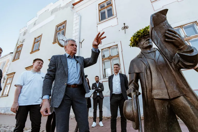 Margus Mets ja Pärnu Postimehe asutaja Johann Voldemar Jannseni kuju Pärnus Rüütli tänaval. Pilt on tehtud neli aastat tagasi Jannseni 200. sünniaastapäeval.