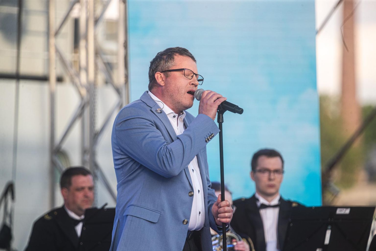 Toomas Uibo esinemas kontserdil “Laulud sõdurile” Tallinnas mereväe Miinisadamas.
