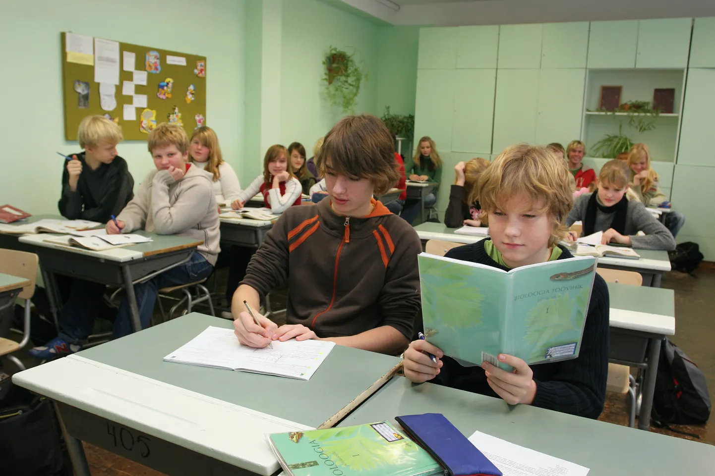 Noored poisid kipuvad olema püsimatud ning õppeainete edukaks läbimiseks vajalik hoolsus ja järjepidevus tulevad nende jaoks raskemalt kui tüdrukutel, kirjutab Toomas Kruusimägil. Pilt on illustratiivne.