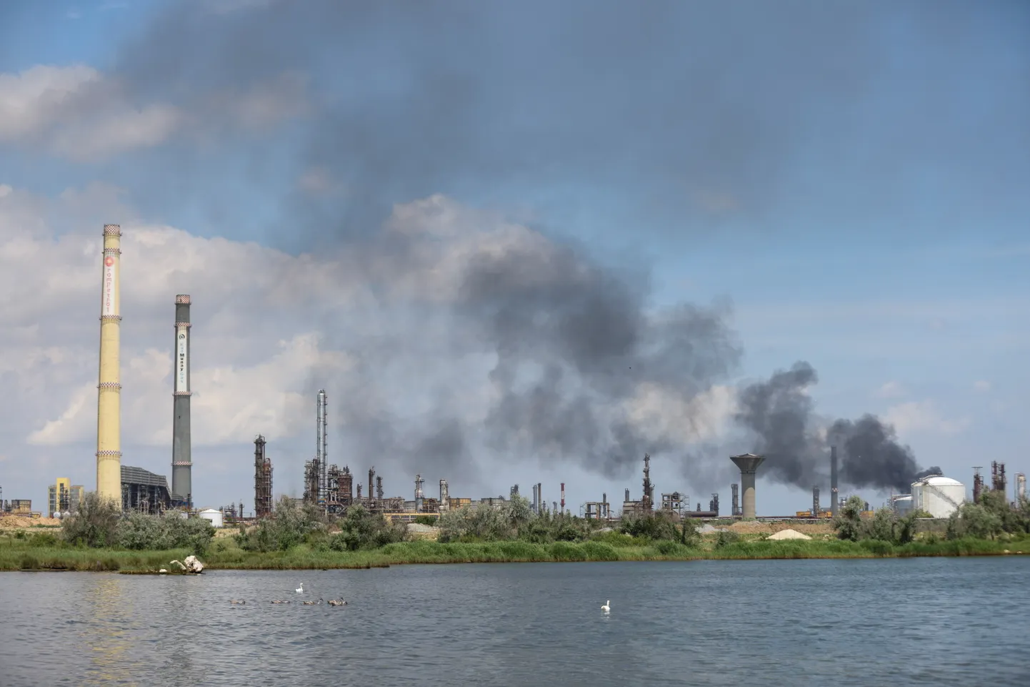 Petromidia naftatöötlustehasest tõusis pärast plahvatust suitsu.