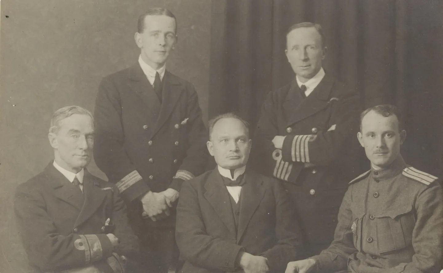 Johan Laidoner, pea- ja sõjaminister Konstantin Päts ning Briti 6. kergristlejate eskaadri komandör kontradmiral Edwin Alexander-Sinclair koos ohvitseridega 12. detsembril 1918 Tallinnas.