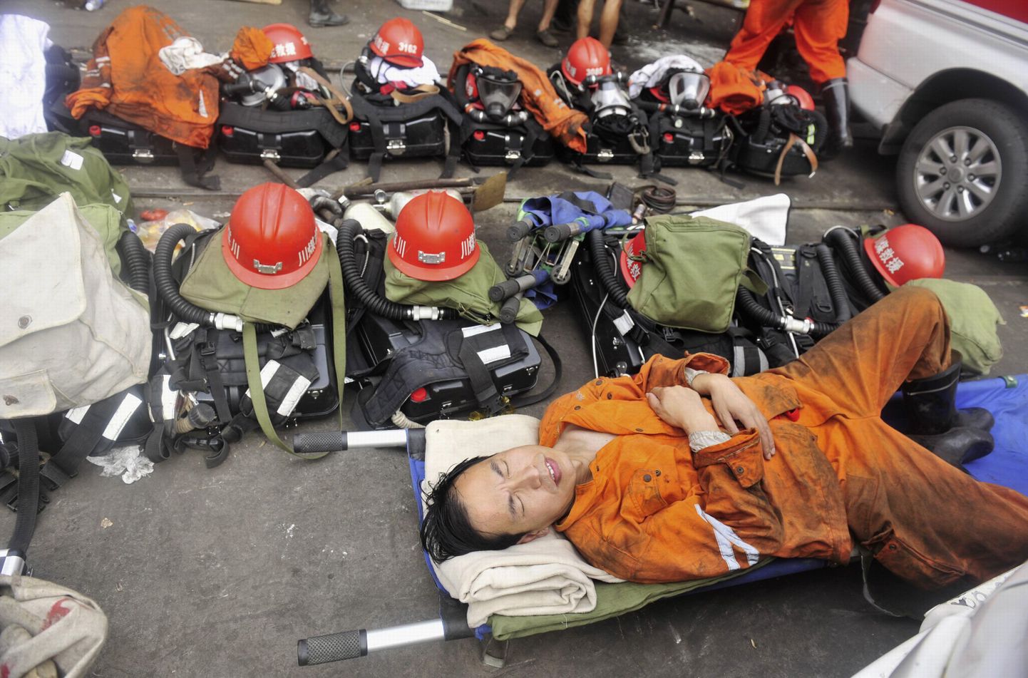 Hiina päästetöötaja puhkehetkel.