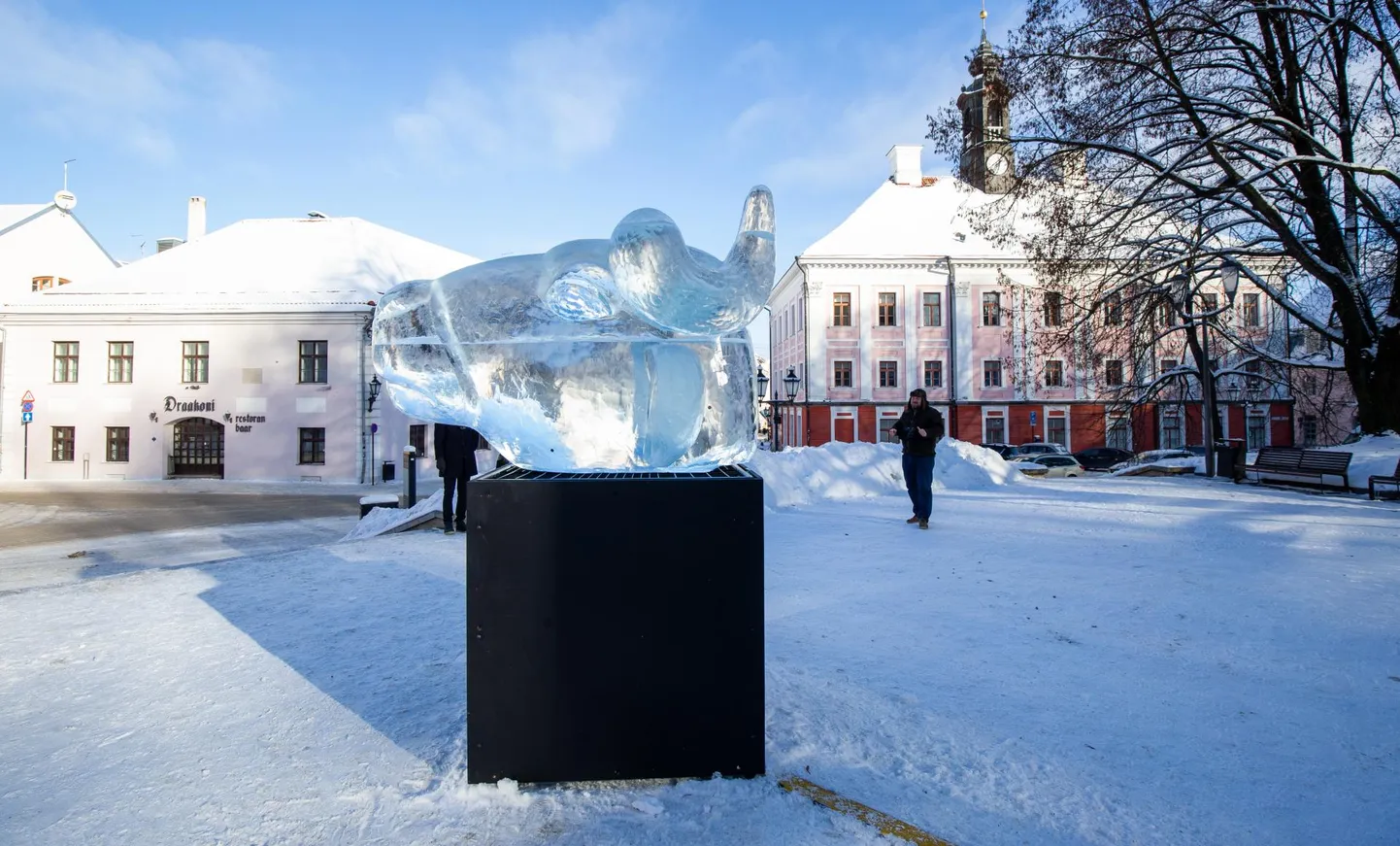 Pirogovi platsil on jääst pühvliskulptuur.