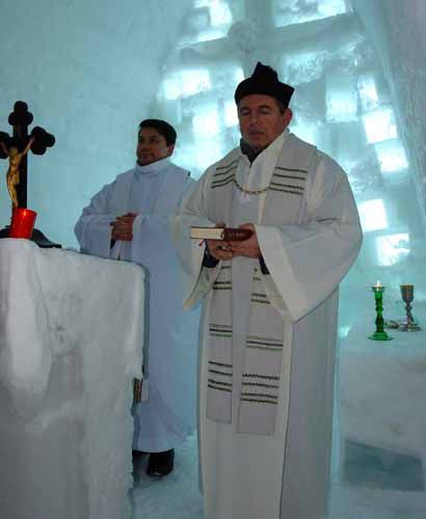 Jumalateenistus Rumeenias Balea järve ääres asuvas jääkirikus