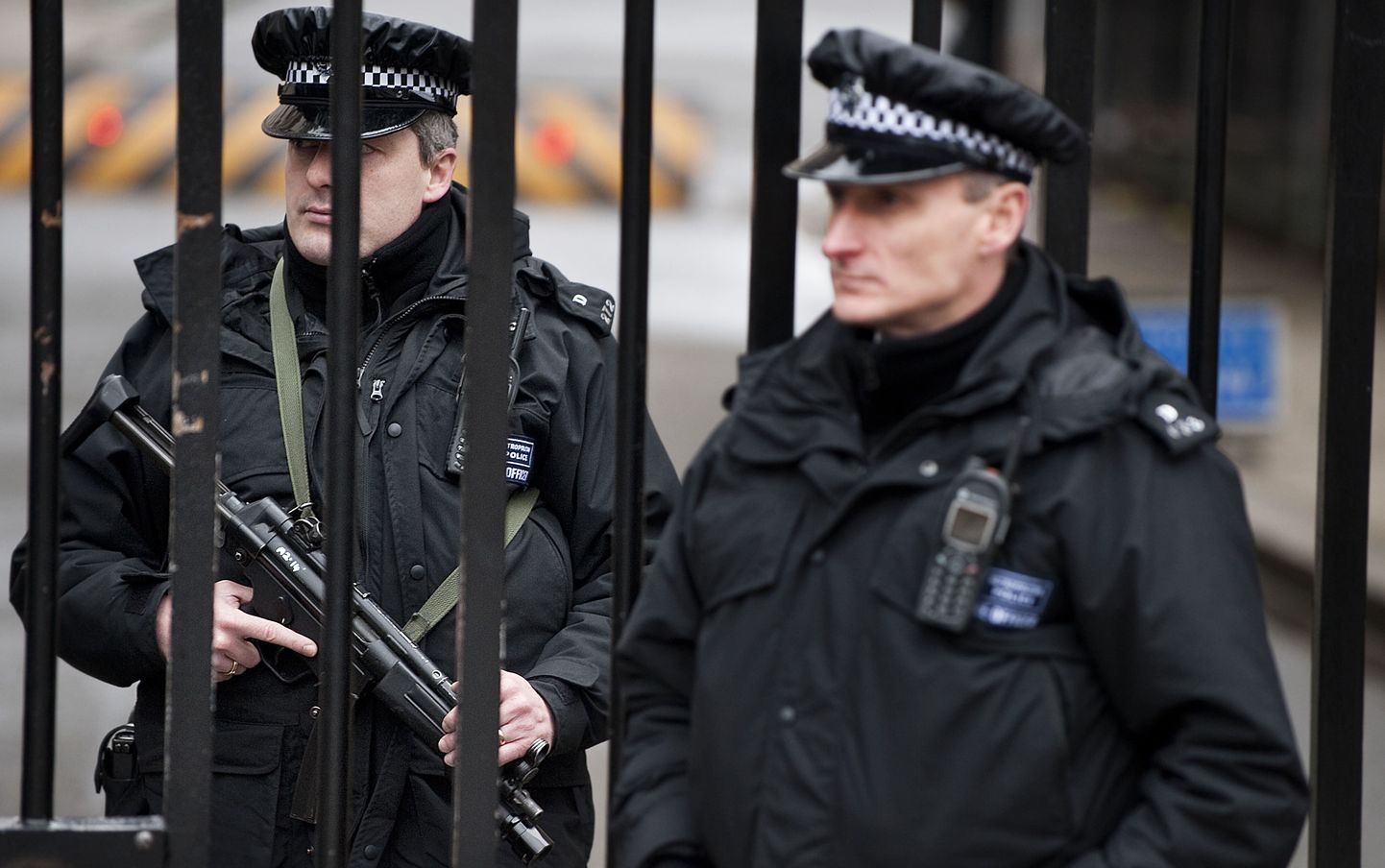 Relvastatud politseinikud täna Londonis Downing Streeti väravate juures.