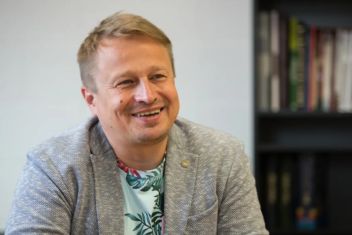 "Пярну известен как летняя столица. Ида-Вирумаа, как регион, настолько больше и разнообразнее, что сюда не обязательно приезжать только летом и только ради пляжей. Если погоды нет, то в этих местах можно найти гораздо больше альтернативных занятий", - подтверждает выросший в Пярну Меэлис Кууск.