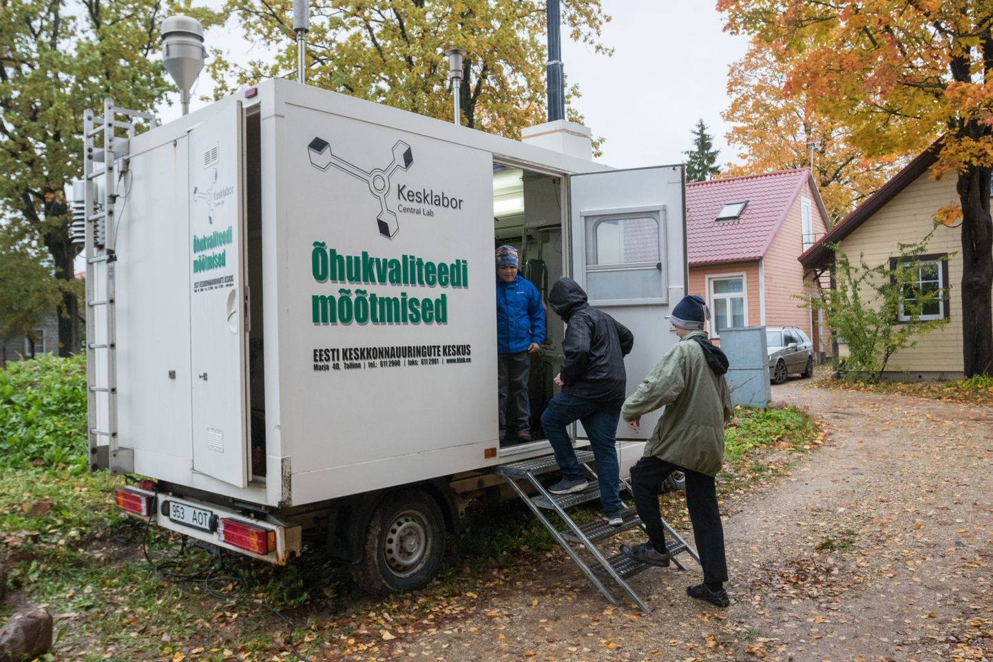 Keskkonnauuringute keskuse ratastel labor määrab õhukvaliteeti Viljandis Jakobsoni tänava ääres.