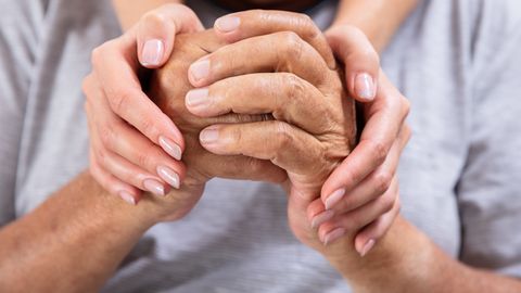 Enne kõige levinuma dementsuse vormi Alzheimeri sümptomite ilmnemist toimuvad juba aastakümneid varem muutused ajutasandil. Enne kõige levinuma dementsuse vormi Alzheimeri sümptomite ilmnemist toimuvad juba aastakümneid varem muutused ajutasandil.