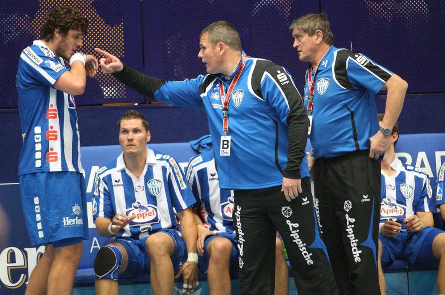 Mait Patrail (vasakul) kuulamas Lemgo TBV peatreeneri Dirk Beuchleri näpunäiteid.