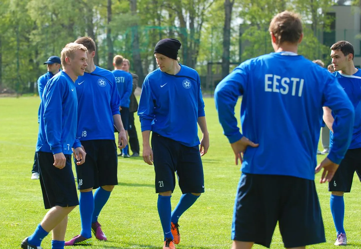 Tulevikumehed Taijo Teniste (näoga vasakult) ning debütandid Henri Anier ja Albert Prosa ilmselt algkoosseisus mängu ei alusta, kuid neil on võimalik enda taset tõestada vahetusest sekkudes. Hea esinemine võib tuua kutse valikmängudeks.