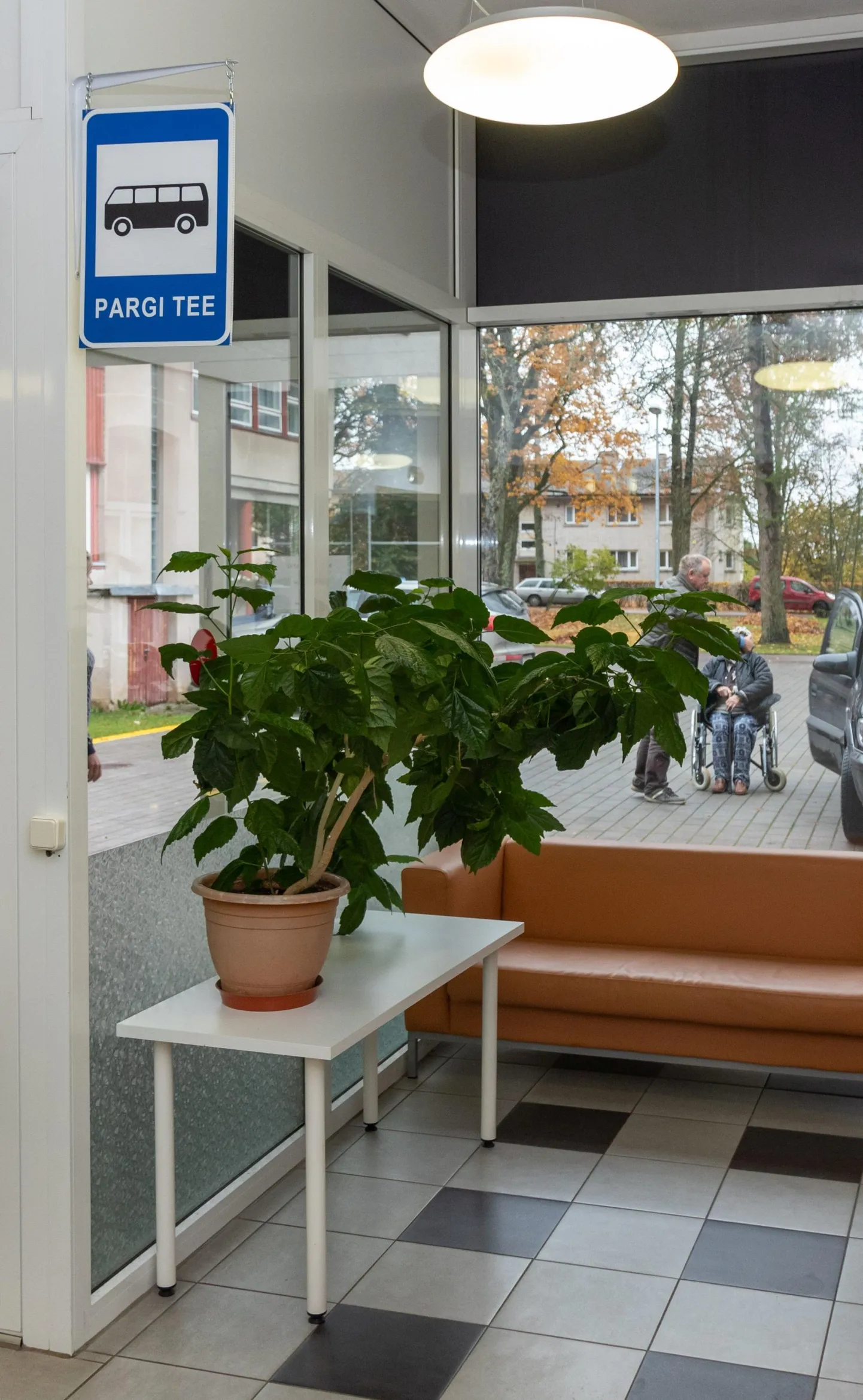 Ringmaja fuajees välisukse kõrval on bussipeatus. Igal hommikul koguneb teatud hulk inimesi sildi alla. Kes soovib sõita Vastse-Kuustesse, kes Abja-Paluojale, kes Räpinasse. Kuid bussi ei tule. Sellega antakse dementsusega inimestele näiliselt vabadus otsustada, millal minna, millal tulla.