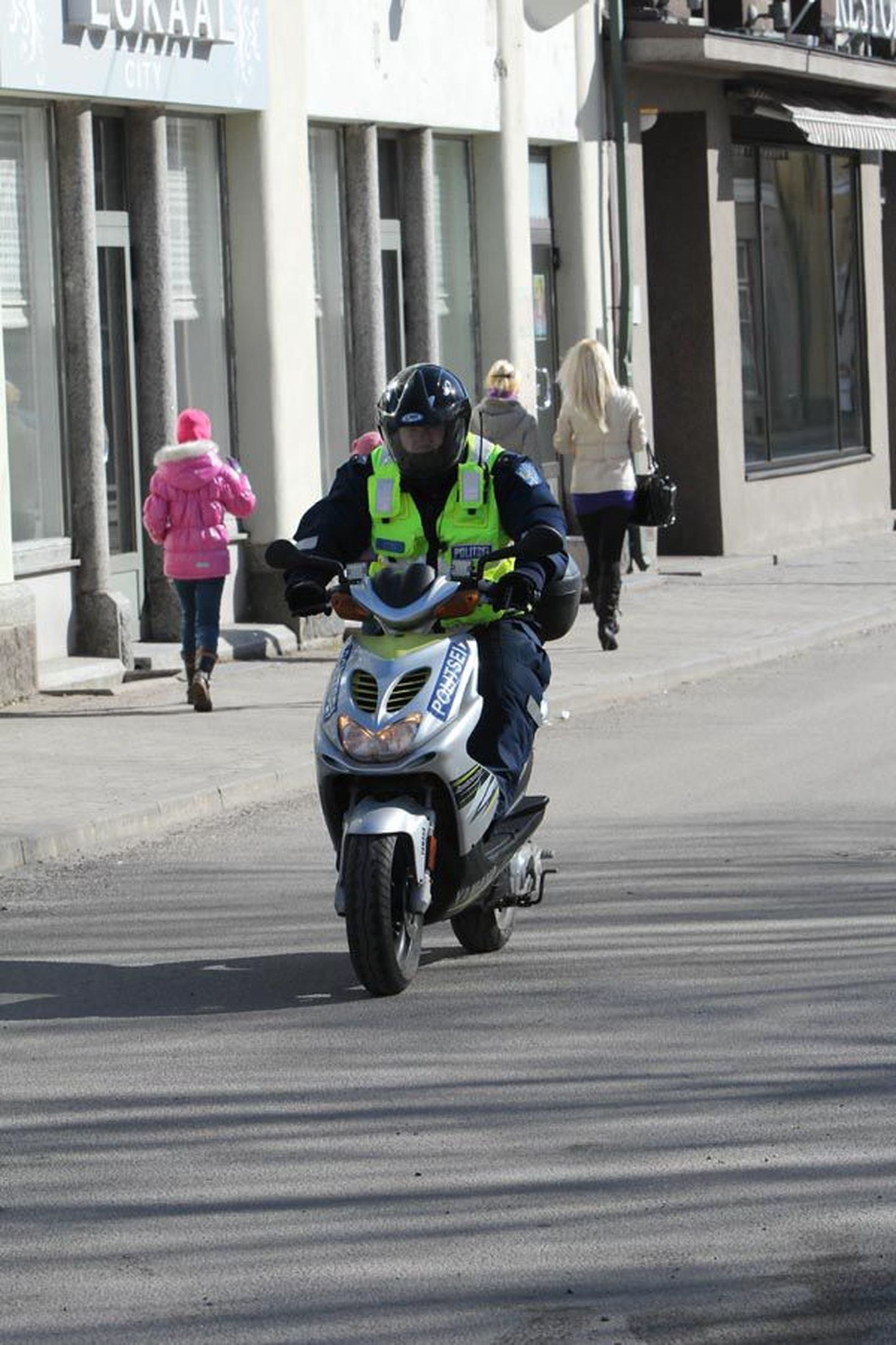 Kütusesäästu võimaldab politseile ka roller ja samas pääseb konstaabel Vaido Vaher sellega hõlpsamini kohtadesse, kuhu autoga ei sõida.
