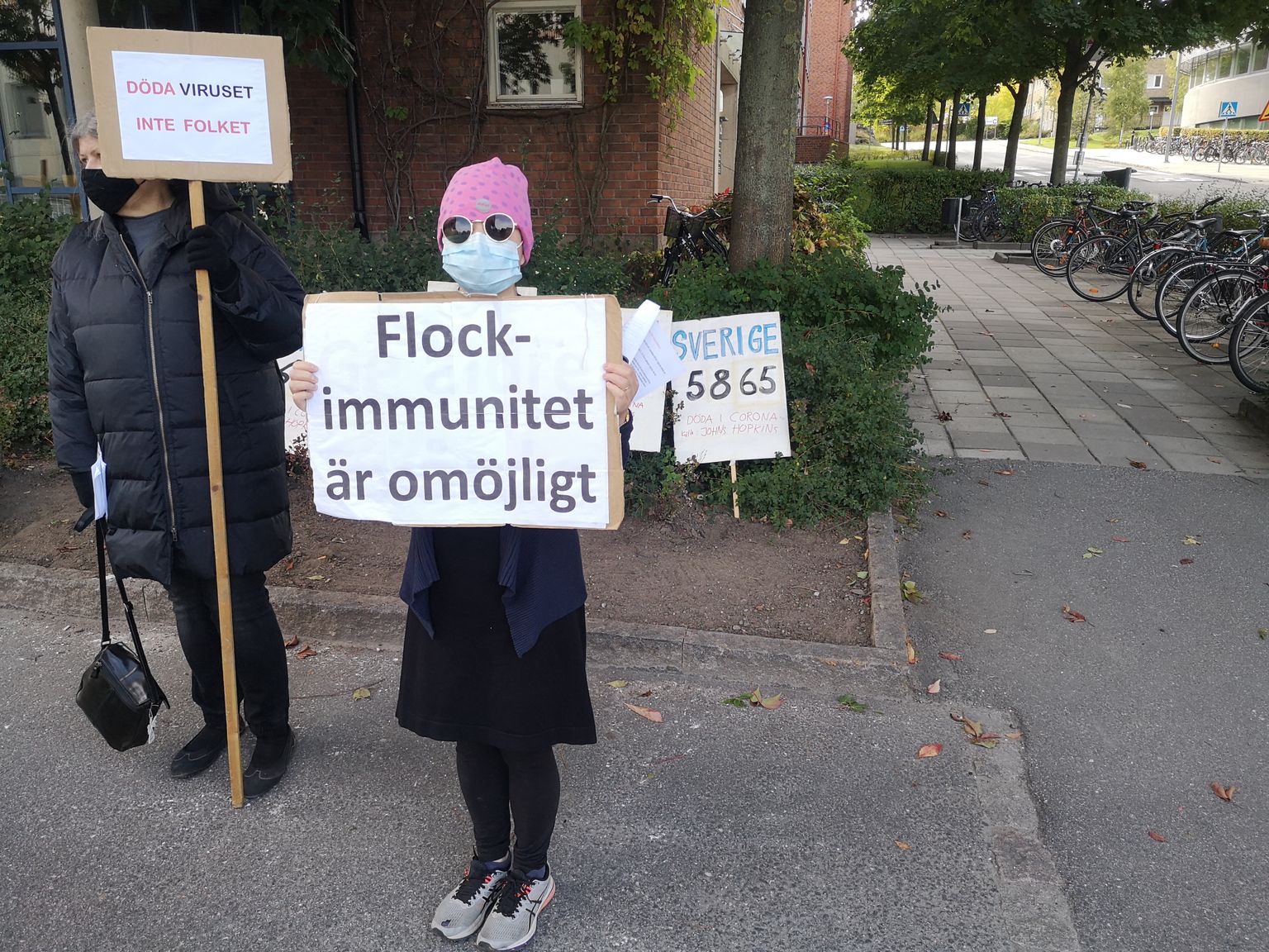 Rootsi viirusestrateegia vastased olid rahvaterviseameti ette eile kaasa võtnud plakatid, mis kuulutasid «Karjaimmuunsus pole võimalik» ning «Tapke viirust, mitte inimesi».