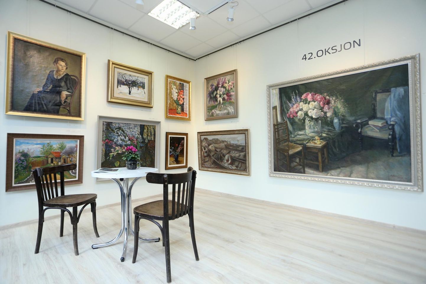 E-kunstisalongi oksjoninäituse suurim maal, Aleksander Vardi «Natüürmort interjööris» (paremal, 130 x 159 cm, 1949) on ühtlasi kõige kallim.